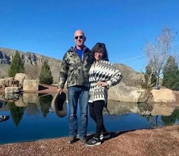 安联 贝佐斯悼念母亲，称我会永远将她珍藏在心中，桑切斯也晒婆婆美照