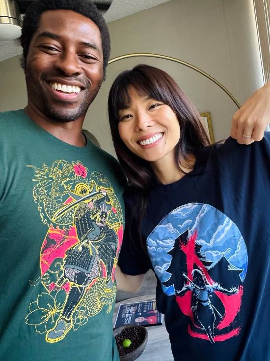 倍加网 《刺客信条影》弥助奈绪江演员晒合照：DLC明日上线